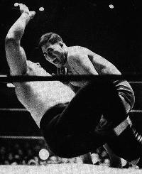 (picture of Rikidozan vs. Kimura)